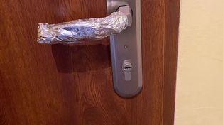 Śpisz w hotelu? Owiń klamkę folią aluminiową, taki jest powód