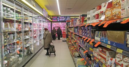Ruch w sklepach mniejszy. Na plusie tylko dyskonty