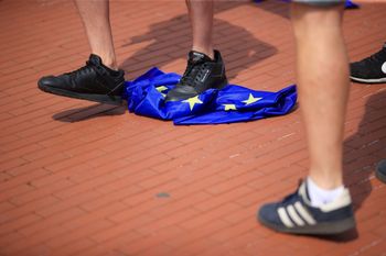 Katowice: Antyimigrancki marsz kibiców. Mocny sprzeciw środowisk akademickich. "Nie dla nienawiści wobec uchodźców"