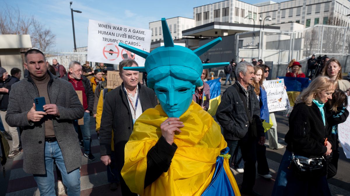 Protest przed ambasadą USA w Kijowie. Zdj. z 8 marca 2025 r.