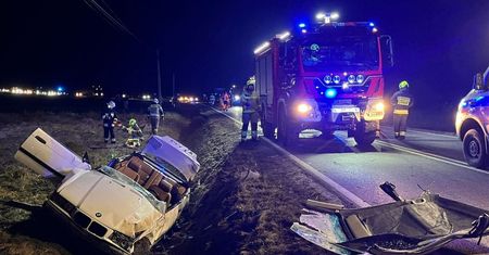 Wypadek na DW 975. BMW nagle wpadło do rowu