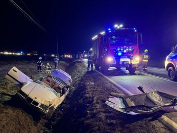 Wypadek na DW 975. BMW nagle wpadło do rowu