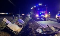 Wypadek na DW 975. BMW nagle wpadło do rowu