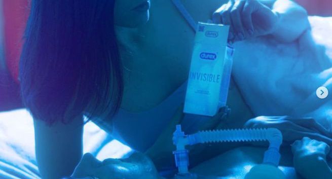 Influencer Wojtek Sawicki z dziewczyną reklamują prezerwatywy Durex