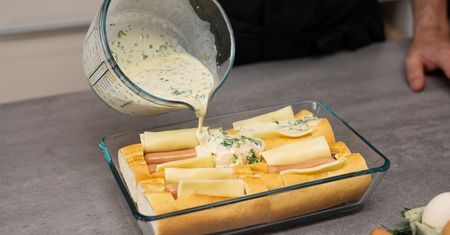 Zalej bagietki tą mieszanką. Powstaną hot dogi, jakich jeszcze nie jadłeś