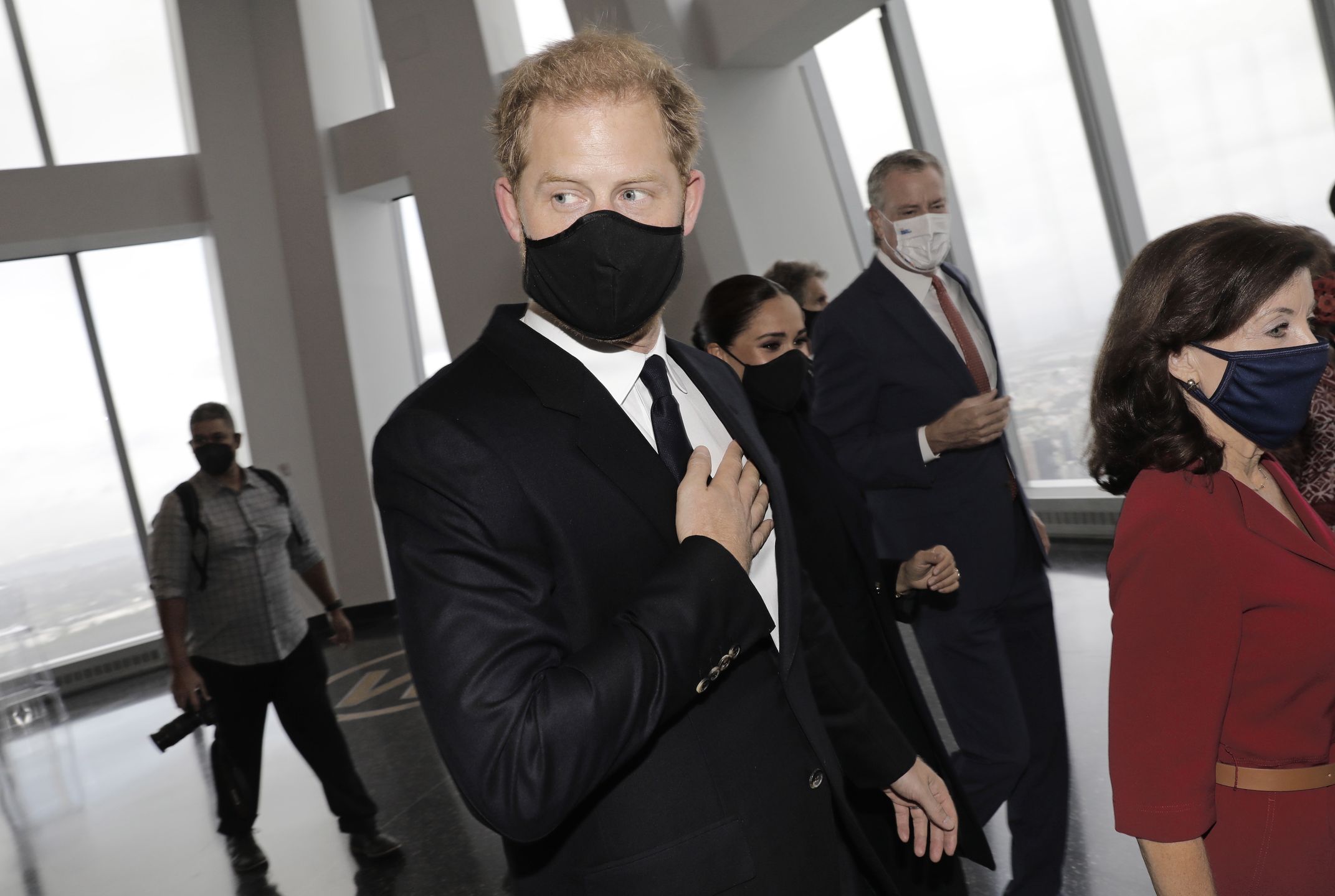 epa09483433 Britain's Prince Harry, Duke of Sussex (front) and his wife Meghan, Duchess of Sussex (C) exit after posing for photographers at the World Trade Center in New York, New York, USA, 23 September 2021. The couple will attend the Global Citizen Concert in Central Park to stress the importance of global vaccine equity to end the coronavirus disease (COVID-19) pandemic.  EPA/PETER FOLEY 
Dostawca: PAP/EPA.