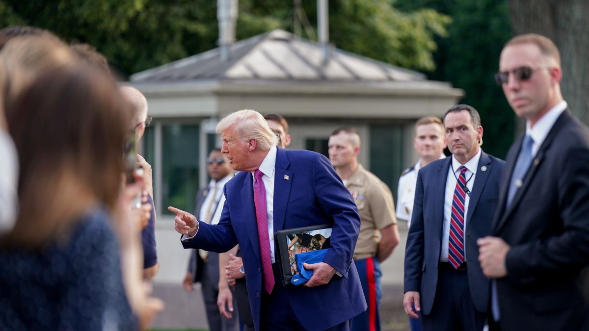 US President Donald Trump greets attendees during the Congressional picnic on the South Lawn of the White House in Washington, DC, USA, 12 June 2025. Senate Republicans seeking to put their mark on the House-passed tax-and-immigration package, are considering raising the state and local tax deduction cap to $30,000, lower than the House?s $40,000 plan. EPA/ALEXANDER DRAGO / POOL Dostawca: PAP/EPA.