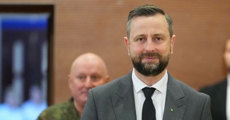 Minister obrony o Ukraińcach w "samochodach za miliony"