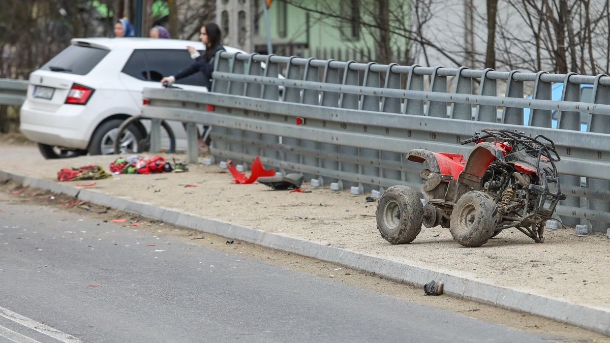 Chłopiec jeździł czterokołowcem bez opieki rodziców po wsi Ratułów. Nagle wyjechał z bocznej drogi wprost pod nadjeżdżające auto.