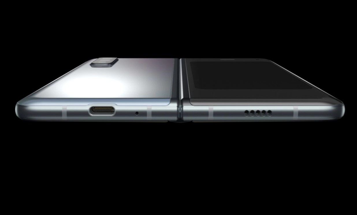 Samsung Galaxy Z Fold 2 5G na zdjęciu. Potwierdza zmiany w kwestii aparatu