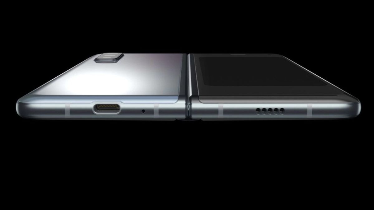 Samsung Galaxy Z Fold 2 5G na zdjęciu. Potwierdza zmiany w kwestii aparatu 1