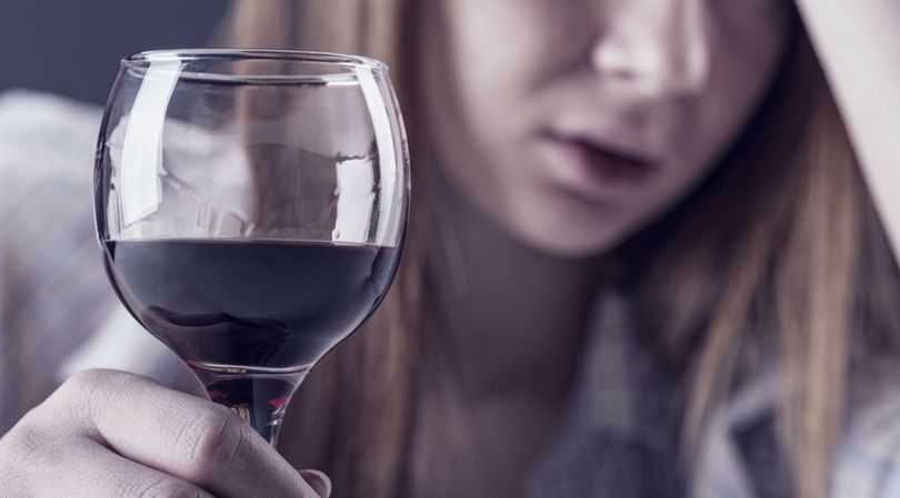 Alkohol w małych dawkach może wspomóc organizm, w dużych ilościach zagraża życiu