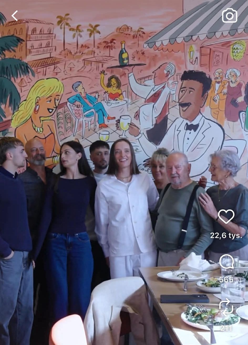 Iga Świątek kelneruje w restauracji