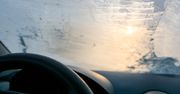 Szyby w aucie zamarzły od wewnątrz? W ten sposób szybko pozbędziesz się lodu