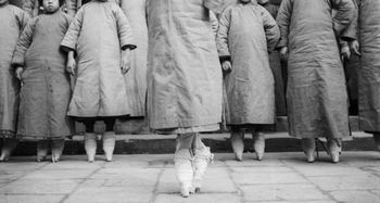 Krępowanie stóp w Chinach. Miliony kobiet okaleczono dla "urody"