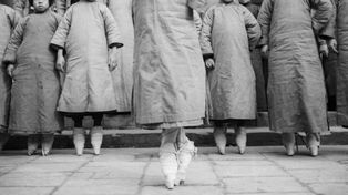 Krępowanie stóp w Chinach. Miliony kobiet okaleczono dla "urody"