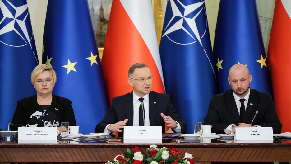 Warszawa, 11.03.2024. Prezydent RP Andrzej Duda (C), szefowa Kancelarii Prezydenta RP Grażyna Ignaczak-Bandych (L) i szef Biura Bezpieczeństwa Narodowego Jacek Siewiera (P) na posiedzeniu Rady Bezpieczeństwa Narodowego w Pałacu Prezydenckim w Warszawie, 11 bm. Posiedzenie Rady Bezpieczeństwa Narodowego odbyło się przed wizytą prezydenta RP i premiera Donalda Tuska w Waszyngtonie, gdzie obaj liderzy spotkają się z prezydentem USA Joe Bidenem w 25. rocznicę dołączenia Polski do Sojuszu Północnoatlantyckiego. (aldg) PAP/Paweł Supernak