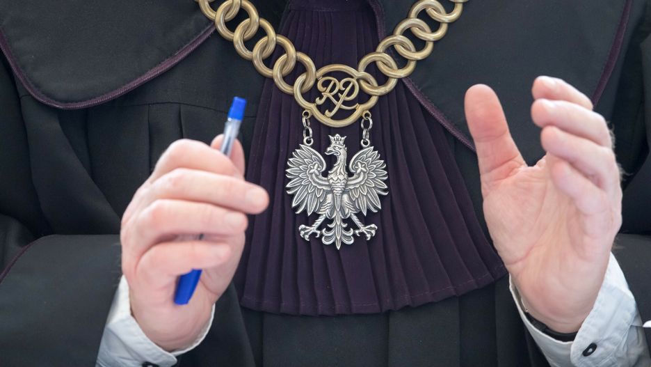 Poznań. Komornik z policjantami mieli wyłudzać pieniądze metodą "na policjanta"