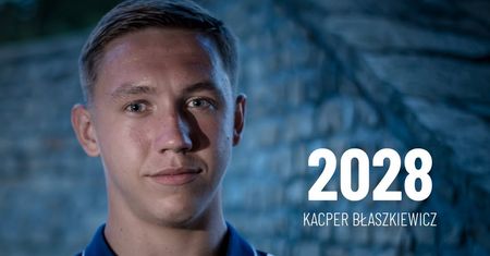 Wisła Płock stawia na wychowanka. Kacper Błaszkiewicz podpisał nową umowę