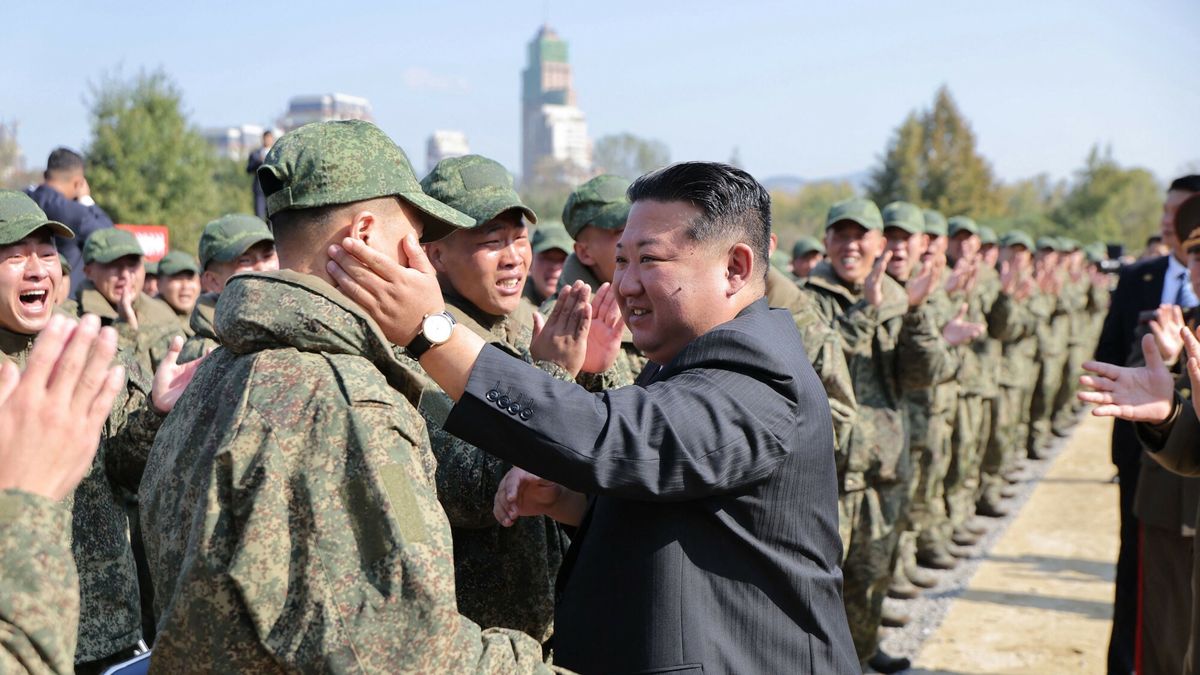 Korea Pó?nocna rozpocz??a budow? pomnika ku czci swoich ?o?nierzy poleg?ych w wojnie Rosji z Ukrain?
This picture taken on October 23, 2025 and released by North Korea's official Korean Central News Agency (KCNA) via KNS on October 24, 2025 shows North Korean leader Kim Jong Un (C) encouraging soldiers of the Overseas Military Operations Forces at the groundbreaking ceremony for building the Memorial Museum of Combat Feats at the Overseas Military Operations in Pyongyang. North Korea has begun constructing a memorial for its soldiers killed fighting in Russia's war with Ukraine, state media reported on October 23, as leader Kim Jong Un hailed a "historic peak" in ties with Moscow. (Photo by KCNA VIA KNS / AFP) / South Korea OUT / ---EDITORS NOTE--- RESTRICTED TO EDITORIAL USE - MANDATORY CREDIT "AFP PHOTO/KCNA VIA KNS" - NO MARKETING NO ADVERTISING CAMPAIGNS - DISTRIBUTED AS A SERVICE TO CLIENTS
THIS PICTURE WAS MADE AVAILABLE BY A THIRD PARTY. AFP CAN NOT INDEPENDENTLY VERIFY THE AUTHENTICITY, LOCATION, DATE AND CONTENT OF THIS IMAGE. /
STR