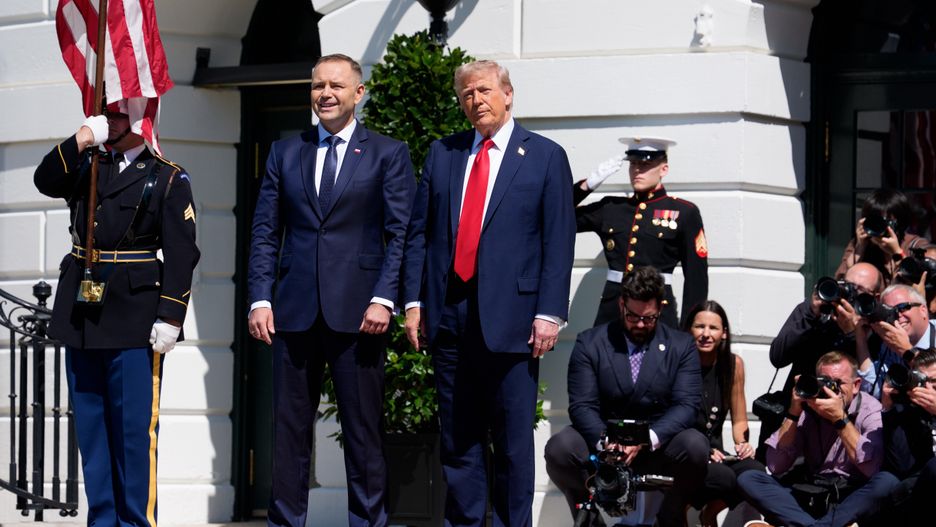Polish President Karol Nawrocki visits the White Houseepa12349489 United States President Donald J. Trump (R) and President Karol Nawrocki (L) of the Republic of Poland watch a fly-over of US military jets during their arrival at the South Portico of the White House in Washington, DC, USA, 03 September 2025.  EPA/AARON SCHWARTZ / POOL Dostawca: PAP/EPA.AARON SCHWARTZ / POOLdiplomacy, visit, white house, honor of guards, flags
