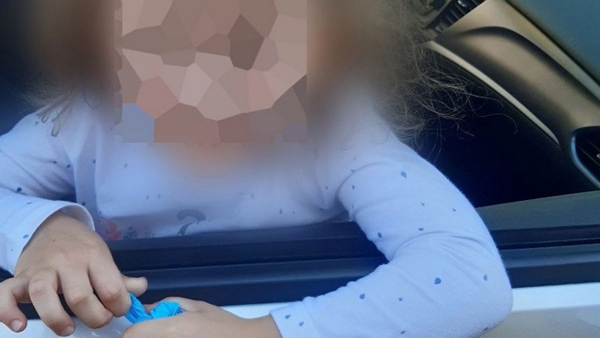 Dziewczynce pomogli policjanci