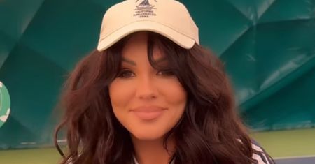 Sylwia Bomba pozuje na korcie tenisowym W MAJTKACH. Komfort to podstawa? (FOTO)