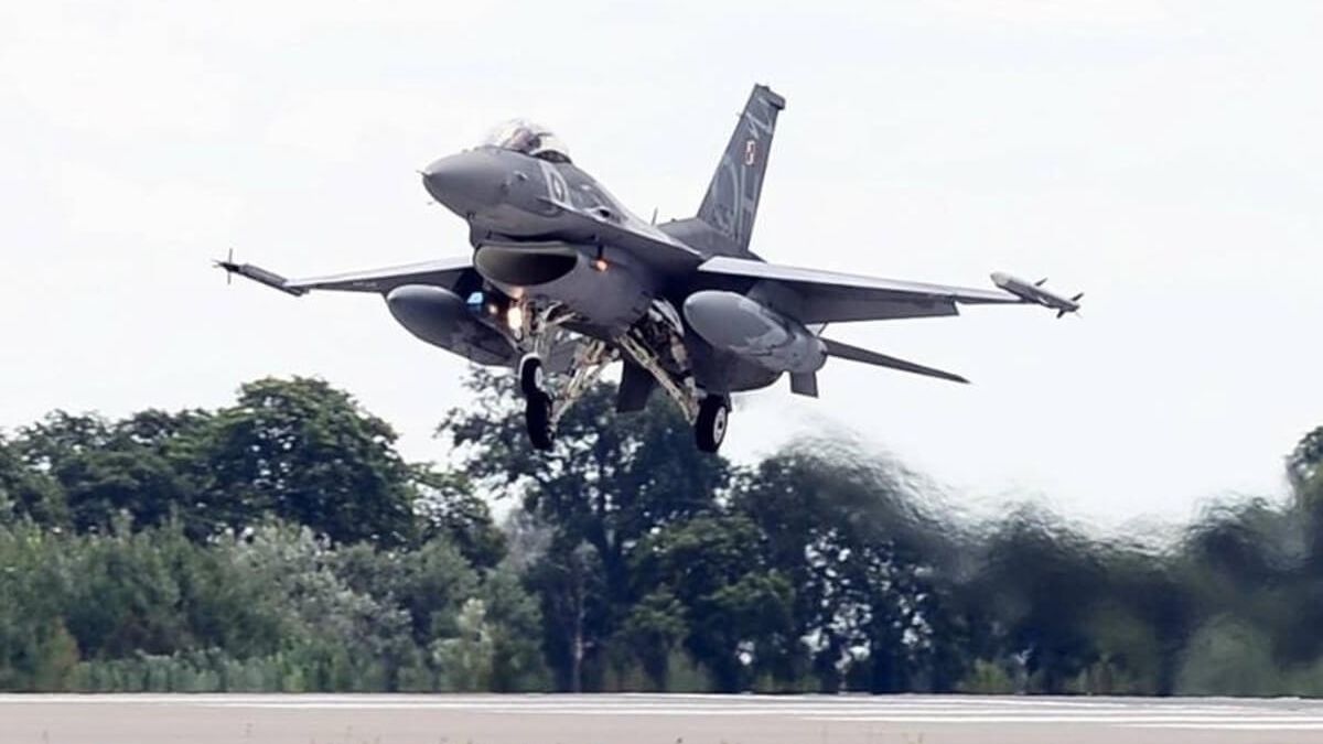F-16 wzbija się w powietrze