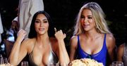 41-letnia Kim Kardashian eksponuje PODRASOWANE ciało w skąpym bikini. Khloe nie kryje zazdrości: "TY S*KO" (ZDJĘCIA)