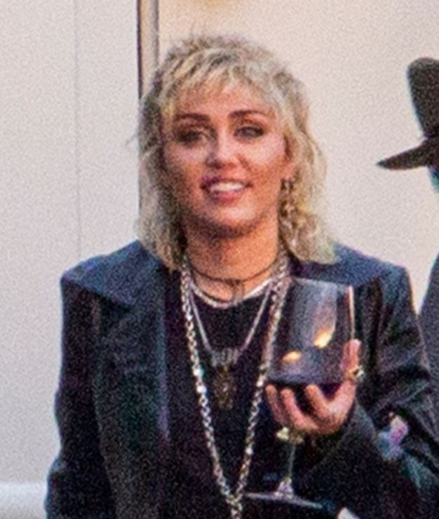 Miley Cyrus spaceruje z kieliszkiem wina