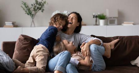 Hormony szczęścia (serotonina, endorfiny) – rola, źródło, niedobór