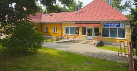 Przez 8 lat ten budynek służył policjantom, obecnie działają w nim przychodnie. Miasto przymierza się do jego sprzedaży (zdjęcia)