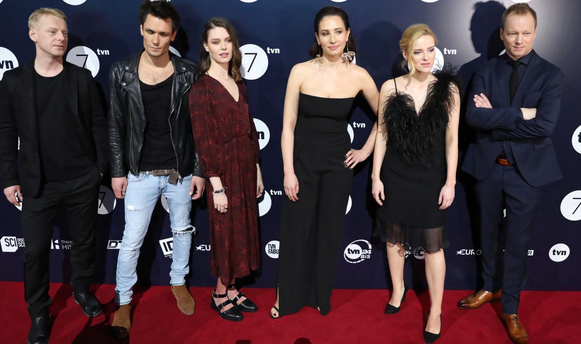 Aktorzy serialu "Szadź":  (od lewej) Cezary Łukaszewicz, Bartosz Gelner, Emma Giegżno, Aleksandra Popławska, Zofia Domalik oraz Maciej Stuhr 