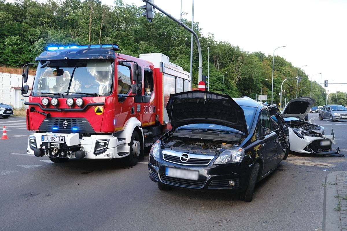 Zderzenie toyoty z oplem na rondzie im. Rotmistrza Witolda Pileckiego