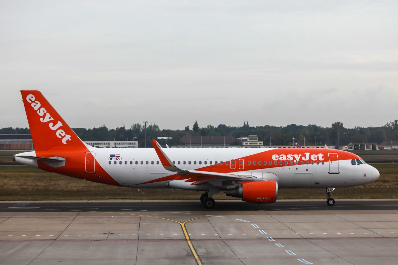 Easy Jet zwalnia pilotów i zamyka bazy