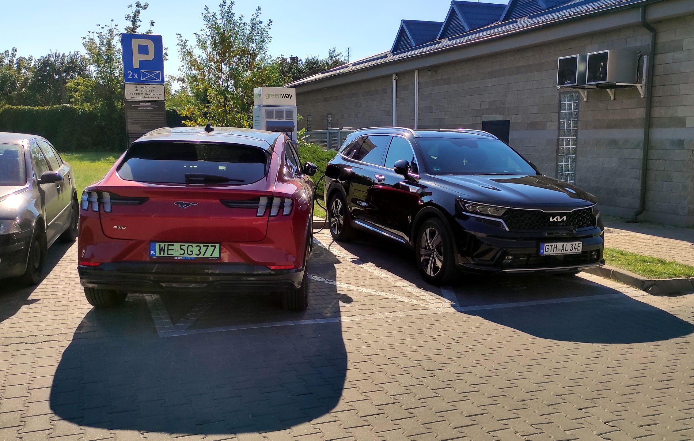 Umieszczenie gniazda nad przednim kołem nie zawsze jest wygodne. Czasami przewód jest za krótki