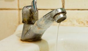 Wsmaruj w kran. "Wyżre" kamień nagromadzony przez lata