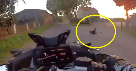 Motocyklistę wystrzeliło jak z procy. Sceny grozy pod Słupskiem