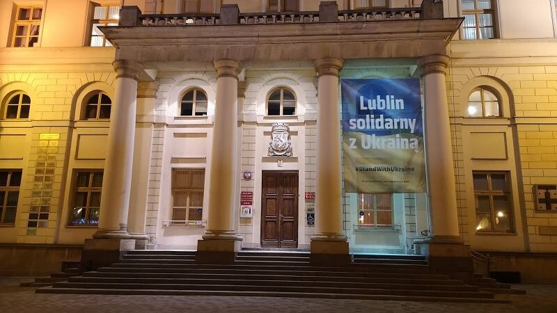 Baner "Lublin solidarny z Ukrainą" na lubelskim Ratuszu