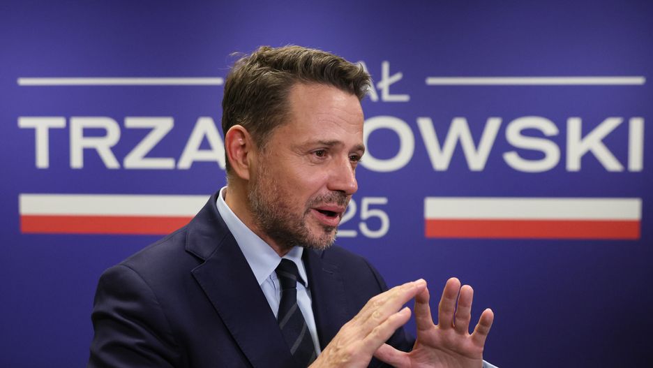 Piaseczno, 21.11.2024. Kandydat na prezydenta RP w prawyborach Koalicji Obywatelskiej, prezydent Warszawy Rafał Trzaskowski na otwartym spotkaniu z mieszkańcami Piaseczna, 21 bm. Jutro członkowie KO będą wybierać między nim i ministrem spraw zagranicznych Radosławem Sikorskim. (jm) PAP/Leszek Szymański