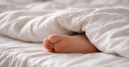 Wystawiasz nogi spod kołdry w nocy? Twoje ciało właśnie mówi ci coś ważnego