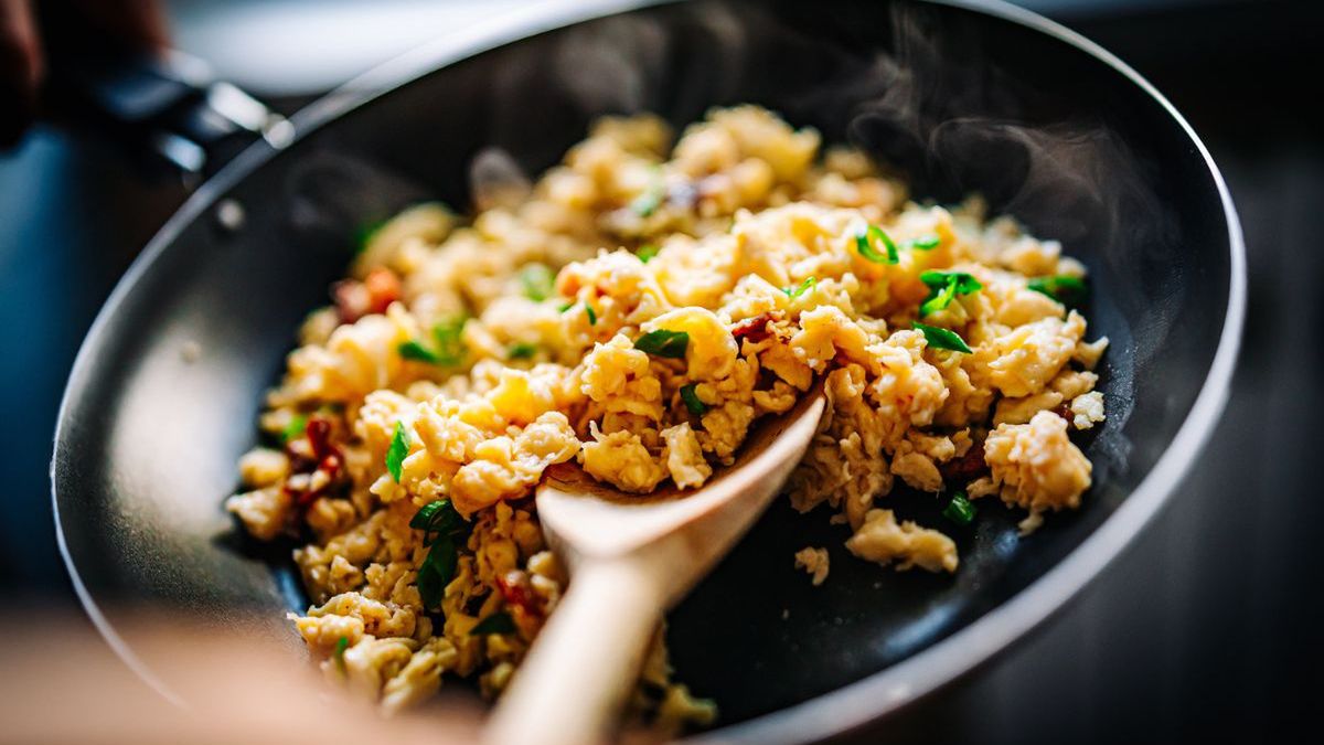 Jajecznica podawana na patelni szybko robi się sucha