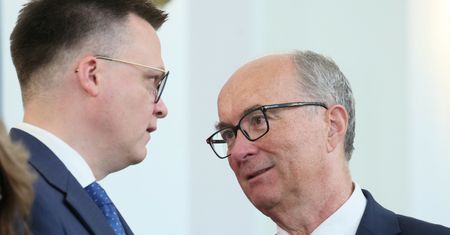"Fobia" Czarzastego. Marszałek nie będzie latał, wyręczy go Hołownia