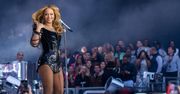Królowa powraca na białym koniu! Beyonce pozuje "ubrana" w samą szarfę