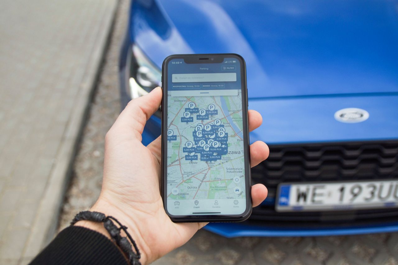 Aplikacja FordPass pozwala na wyszukanie parkingów. Pokazuje też ich ceny
