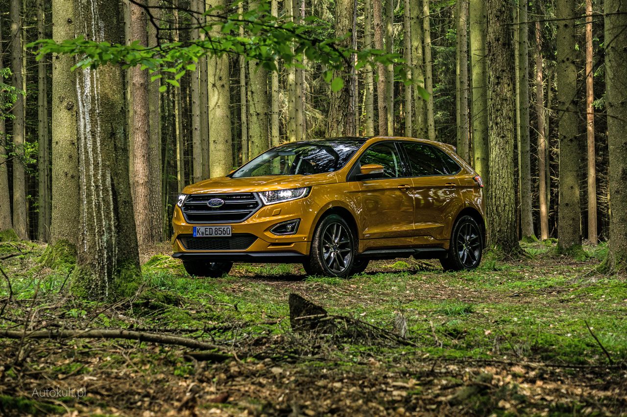 Ford Edge w lakierze Electric Spice zwraca uwagę