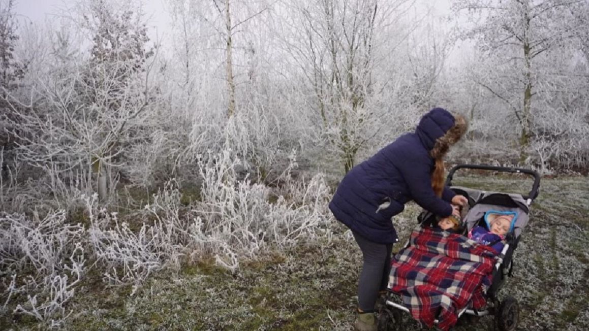 Małżeństwo z małymi dziećmi mieszka w lesie. 