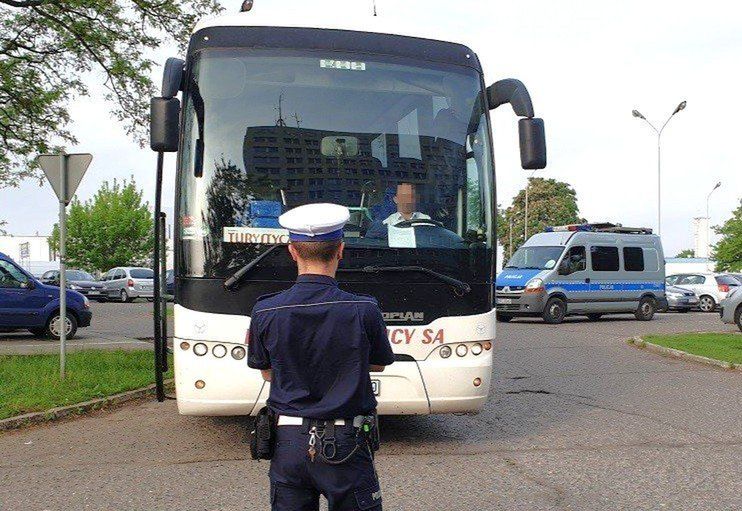 Inowrocławska policja uniemożliwiła przewóz dzieci na letni obóz niesprawnym autokarem. Przewoźnik podstawił drugi wóz. Do sprawności tego pojazdu policjanci nie mieli już zastrzeżeń