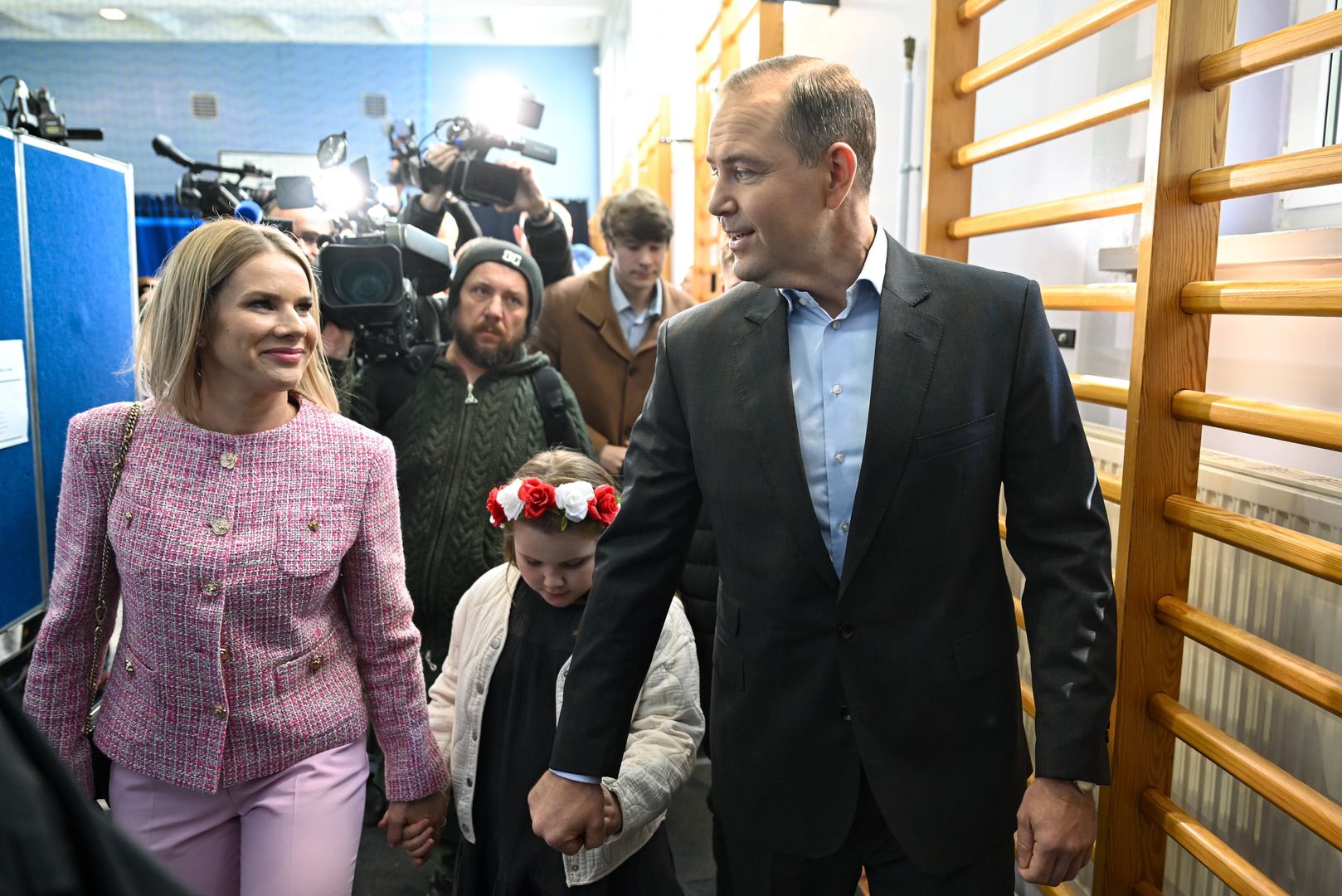Karol Nawrocki, Marta Nawrocka, Katarzyna Nawrocka
Adam War�awa
bia�o-czerwone, c�rka, dzieci, dziecko, g�os, g�osowa�, g�osowanie, I tura, kandydat na Prezydenta RO, komisja wyborcza, kwiaty, lokal wyborczy, ma��onka, Marta Nawrocka, Nawroccy, pierwsza tura, polityk, polityka, prezydenta rp, rodzina, syn (P ty�), wianek, wybory prezydenckie, wybory;prezydenckie, �ona