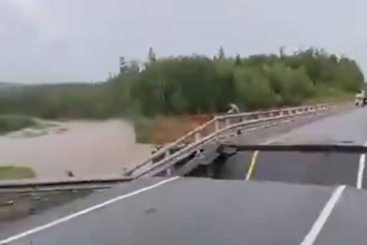 Shock in Russia, the highway collapsed. They won't be going on vacation this way.